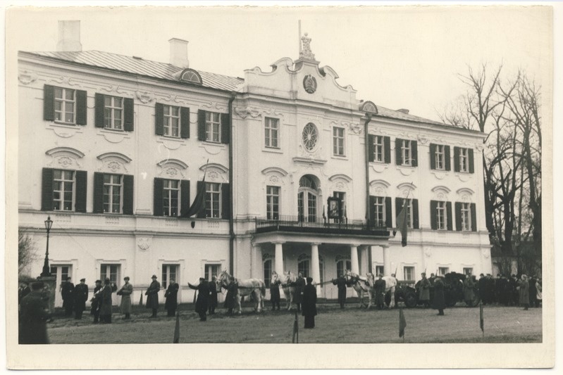 J.Vares funeral train in front of Kadrioru Castle.