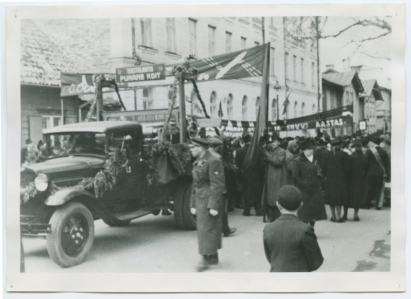 1 May 1941, textile factory "Punane koit" employees at the demonstration.