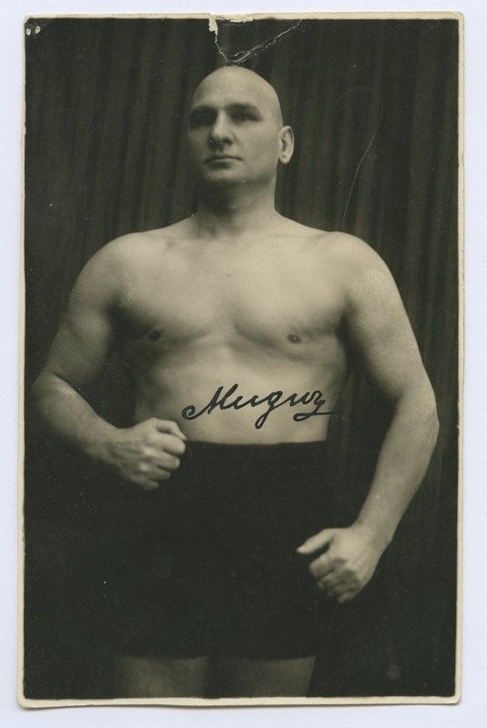 Aleksander Mugur Bosser and fighter (born. 1884). Ateljeefoto autograph