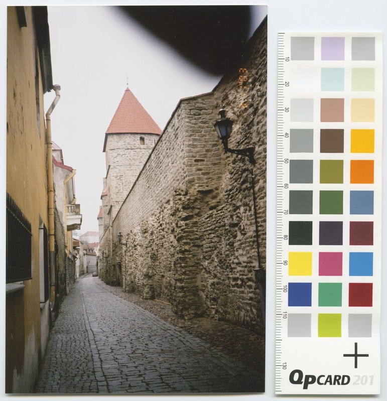 Walls between street