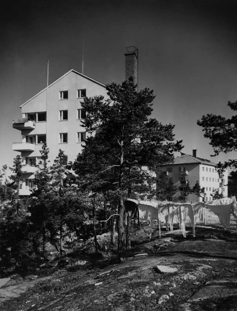 Länsi-Herttoniemi, Mäyrätie 7,9. Pyykit kuivuvat ulkona narulla.