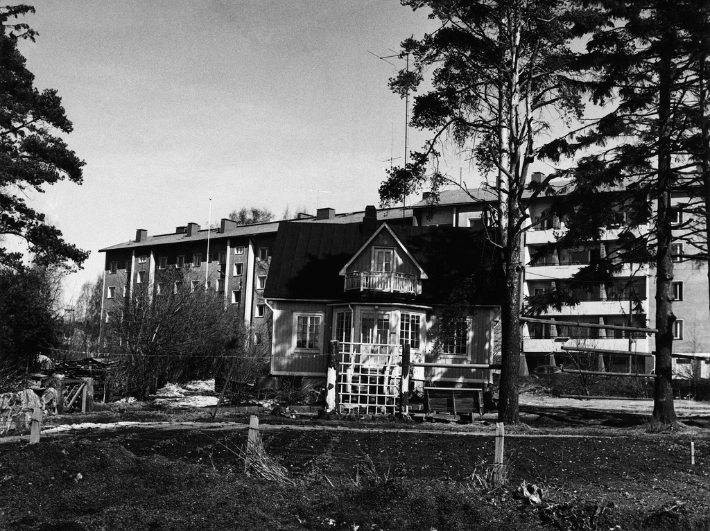 Länsi- Herttoniemi. Huvila nro 34 Hiihtomäentien ja Itäväylän välissä nykyisen metroaseman alueella. Taustalla Hiihtomäentie 16.