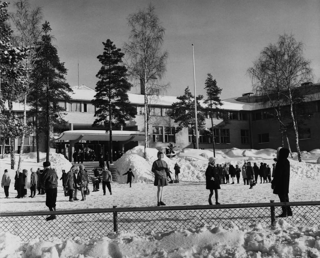 Lapsia kansakoulun pihalla Herttoniemessä, Karhutie 36. Elanto-lehden kuva.