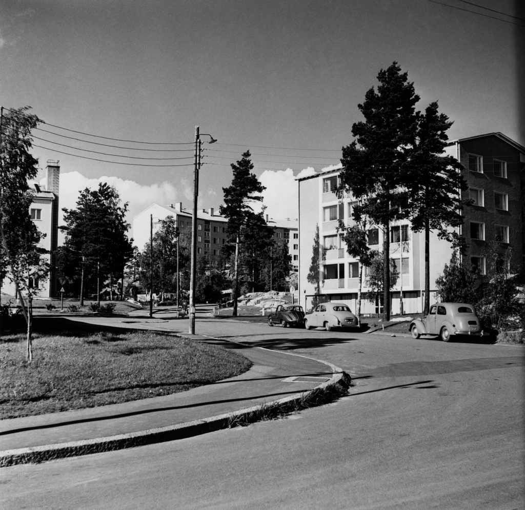 Länsi-Herttoniemi, Mäyrätie 1, 2, 6. Mäyrätien alkupää. Kadun varrella on autoja.