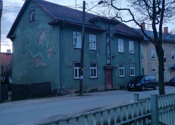 Karlova linnaosa: Salme t 2a; remonditööd (tellingud ja redelid maja juures). Tartu, 1990. rephoto