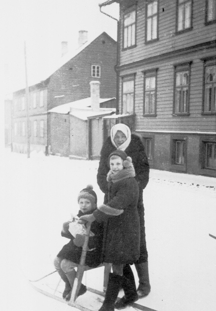 Mother (?) With children, Finnish coaches on the street in winter