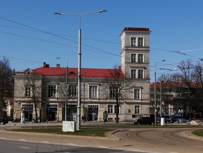 Spring exercises in the Russian market, in front of the sprinkler house of the Tallinn Free Fire Fire Fire. rephoto