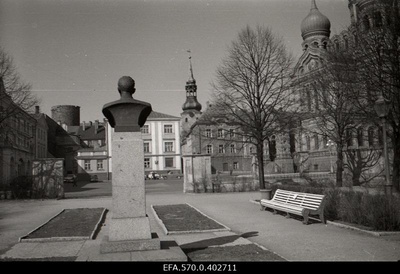 Johannes Lauristin's shape on Toompeal.  similar photo