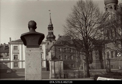 Johannes Lauristin's shape on Toompeal.  similar photo