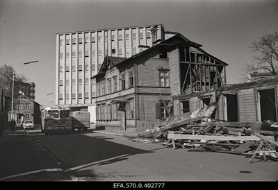 Dismantling the building at the corner of Tartu highway and Lenin (Rävala) road.  similar photo