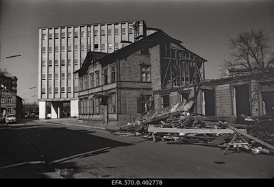 Dismantling the building at the corner of Tartu highway and Lenin (Rävala) road.  similar photo
