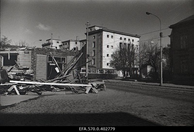 Dismantling the building at the corner of Tartu highway and Lenin (Rävala) road.  similar photo