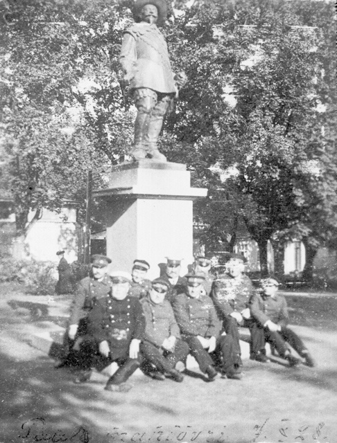 Firefighters at Gustav Adolf's fair pillar on the anniversary of the Tartu Vabatahtliku Firefi