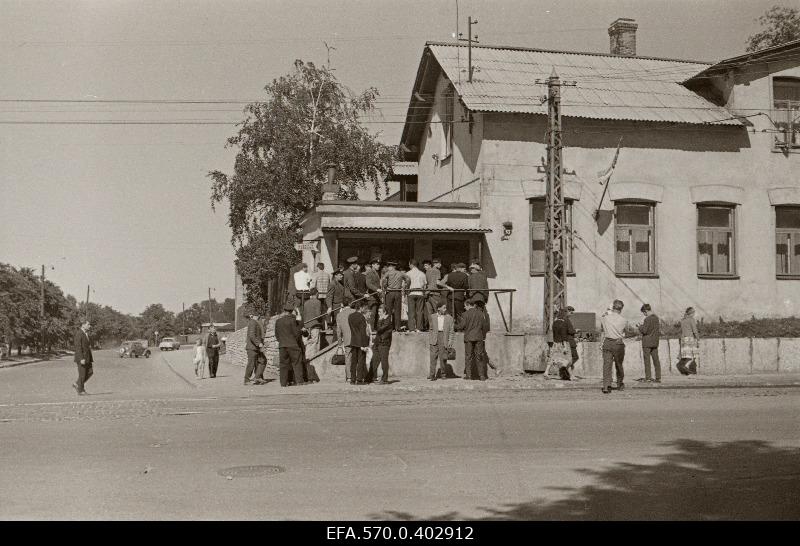 The queue at the kiosk selling cup beer on Tartu highway (so-called Capten bridge). On the left Lubja Street, on the right tram stop.