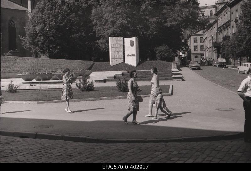 View of Eduard Vilde's memorial mark on Harju Street.