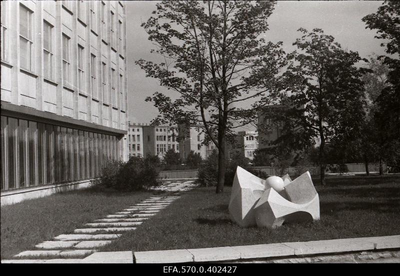The building of the Academy of Sciences performs on the Lenini (Rävala) puist road.