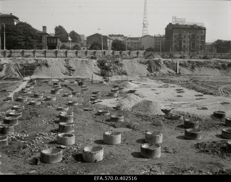 Construction of the building on Lomonossov (Gonsiori) Street.