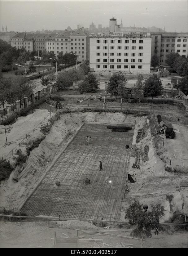 Construction of the building on Lomonossov (Gonsiori) Street.
