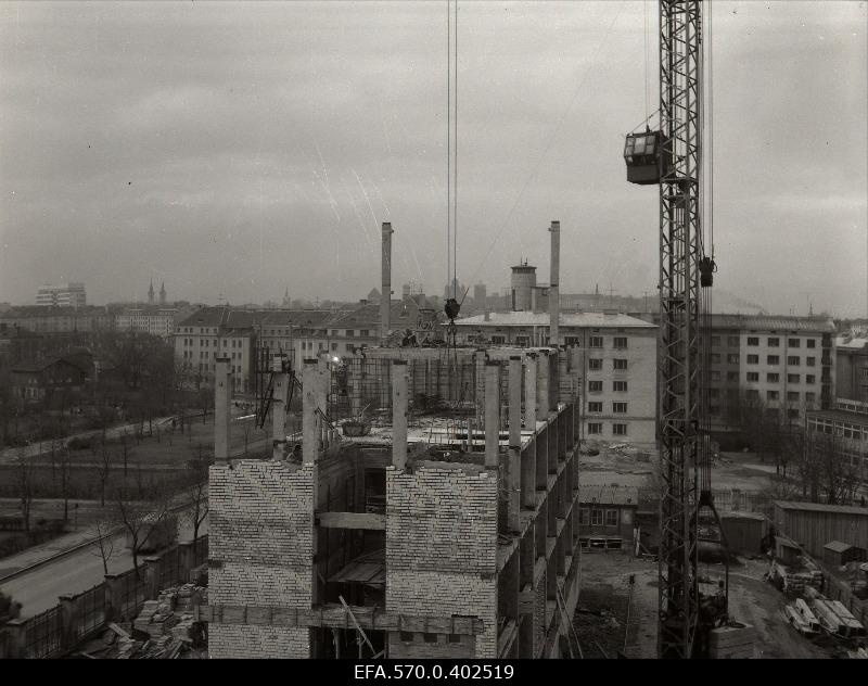 Construction of the building on Lomonossov (Gonsiori) Street.
