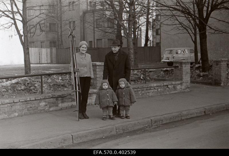 Group photo [Haridus] on the street.