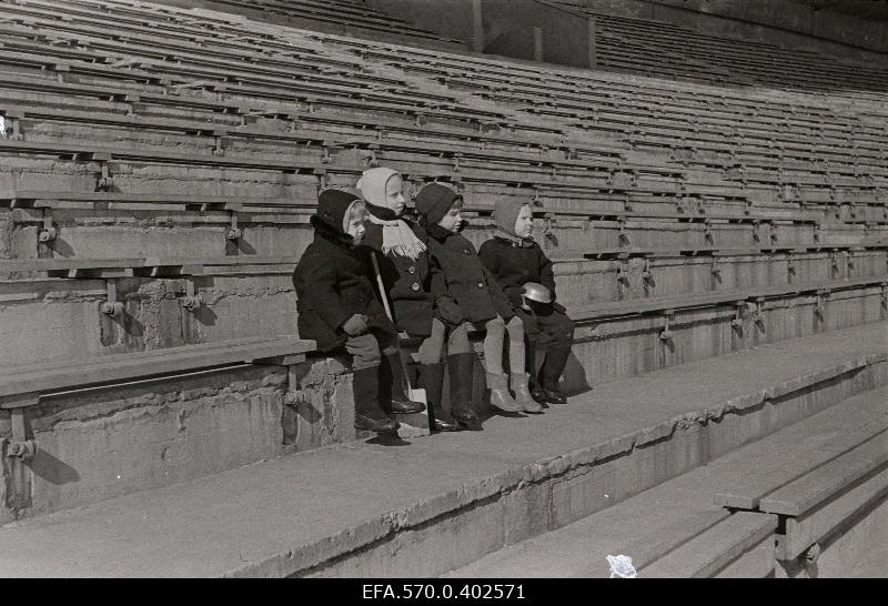 Group photo of children on the stage of the songscape.