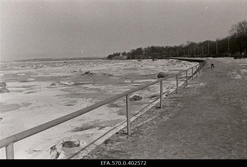View in the ice cover of the Bay of Tallinn.