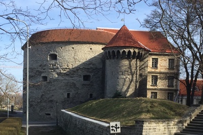 Tallinn, Suur Rannavärav, vaade läänest Rannamäe teele. rephoto