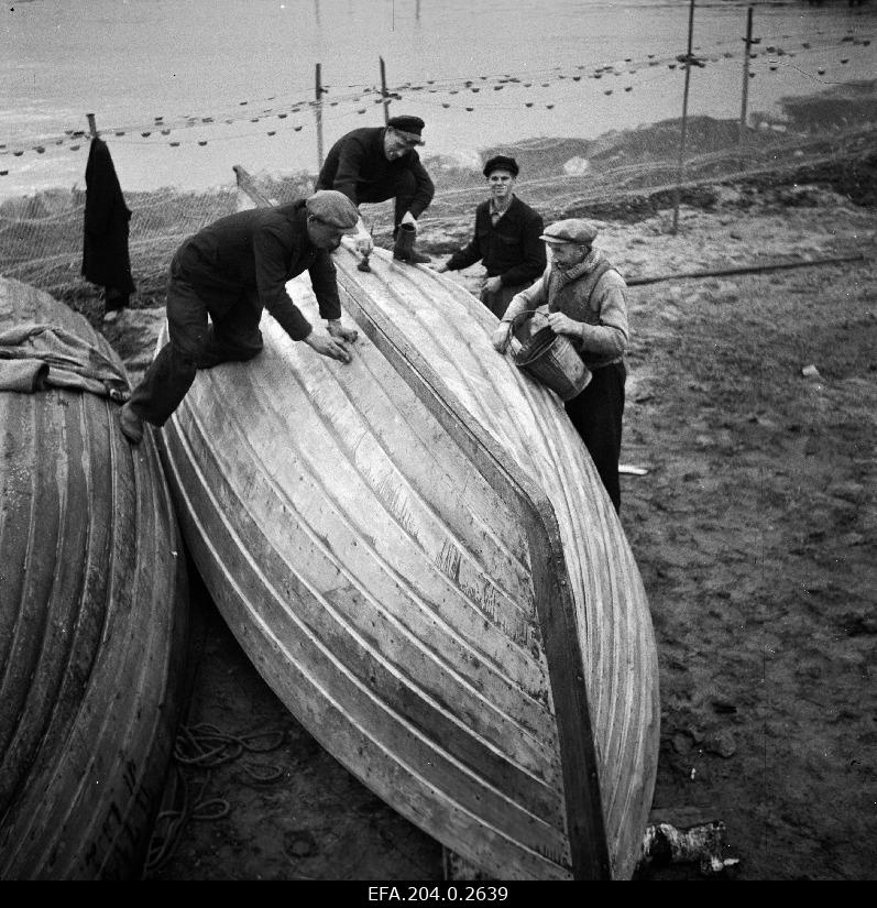 ETKVL Pärnu Kalamajandi boatmaster Andrei Tamm (first right) paints the boat.