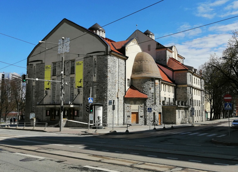 The Drama Theatre building on Pärnu highway, the market store on the left. rephoto