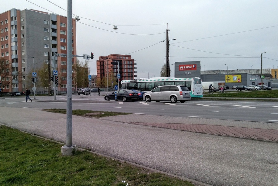 Raudtee ületuskoht Sõle tänava lähistel, taustal Balti Puuvillavabrik rephoto