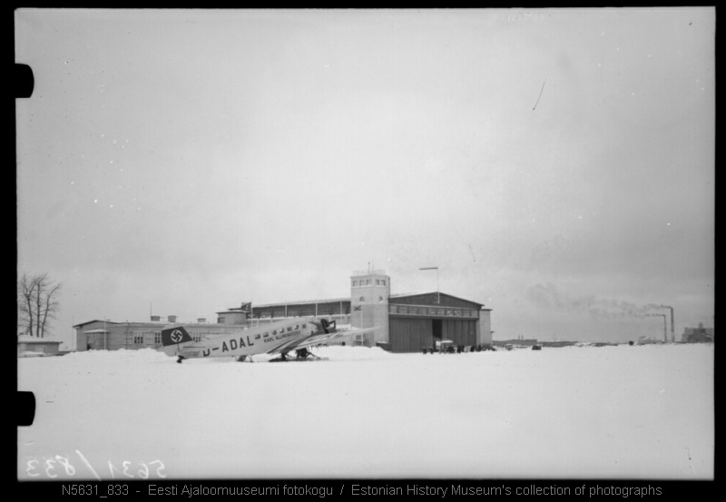 Tallinna lennujaam. Vaade angaaridele, esiplaanil reisilennuk