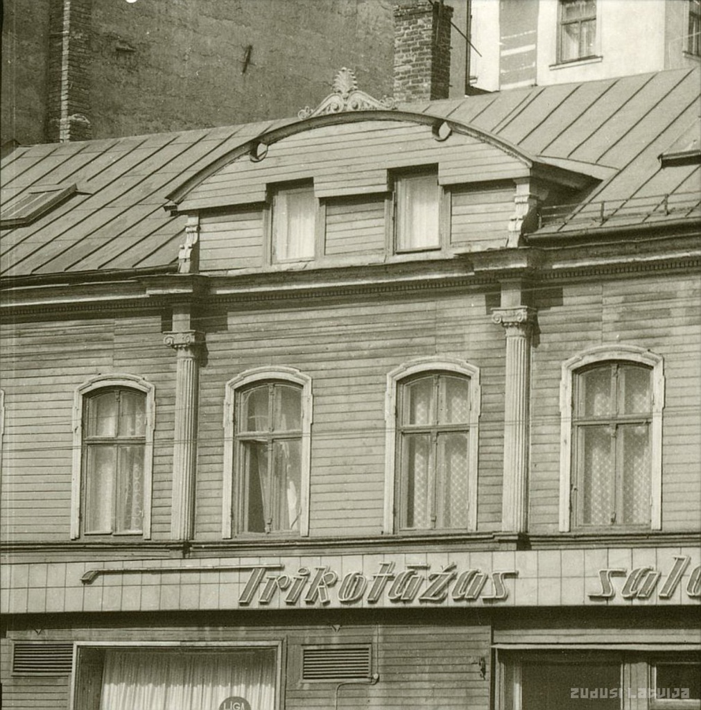 Riga. Wooden building in Brīvības iela 41. Facade fragment