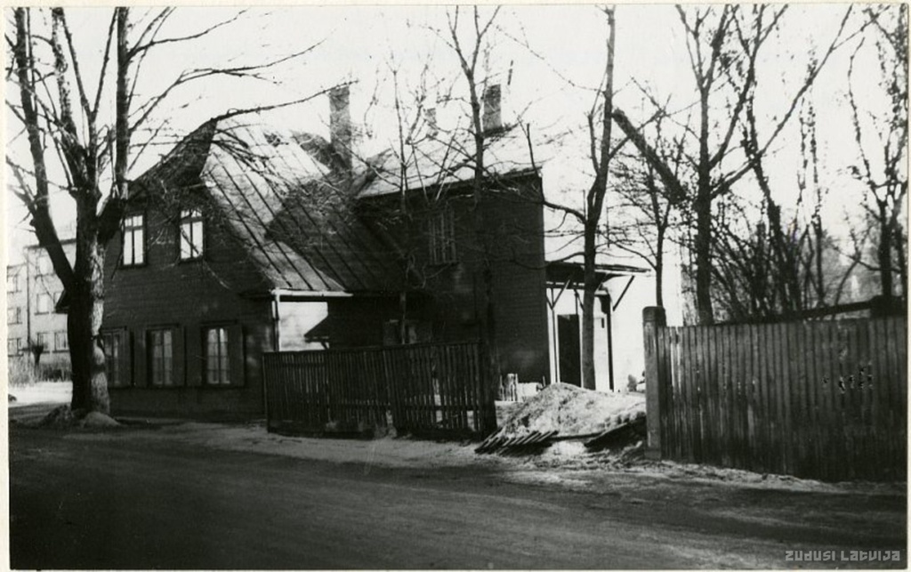 Riga. Residential building in the corner of Saldus and Buļļu street