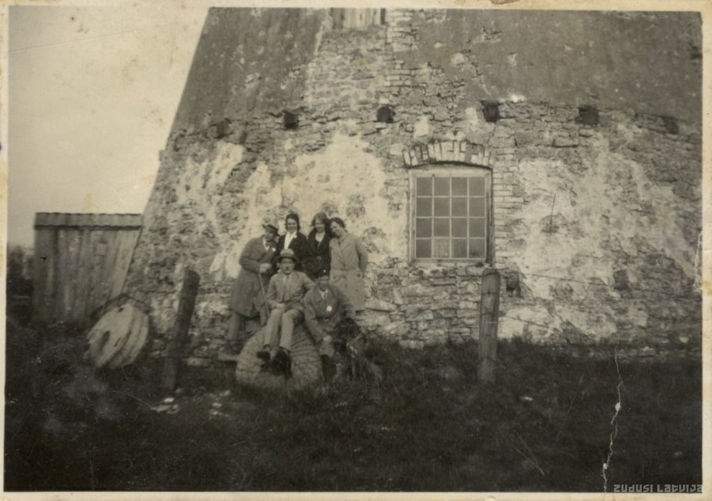 Slokas County. Group portrait at windmills near Bāžciema