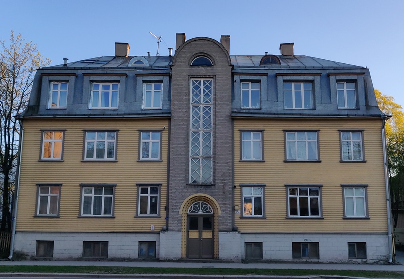 Triple wooden house Kunder Street 22, view of the facade. rephoto