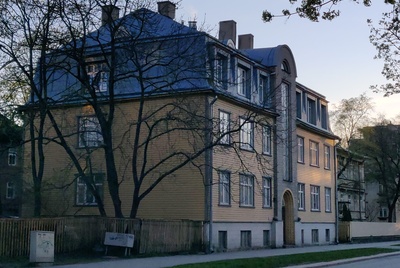 Triple wooden house Kunderi Street 22, side view. rephoto