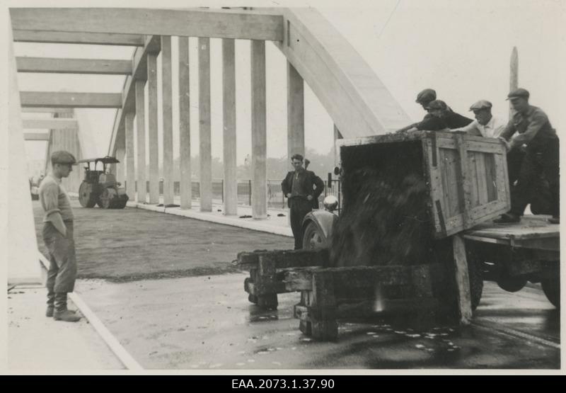Construction of Pärnu Suursilla, asphalting of the bridge