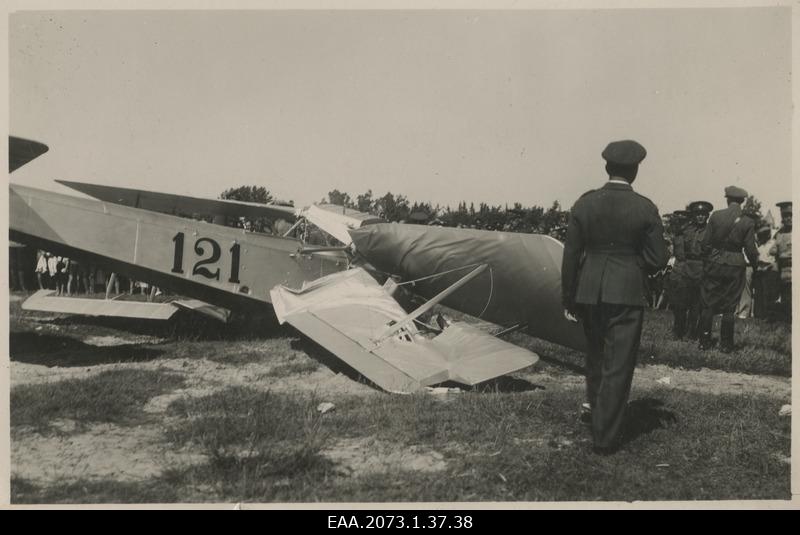Air accident on Pärnu flight date 09.08.1934, overlookers and military personnel dropped on Avro 594B Avian IV (marked 121)