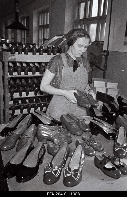 Sorting of ready footwear in Pärnu leather and footwear factory Kroom. Sorter h. Ungur.