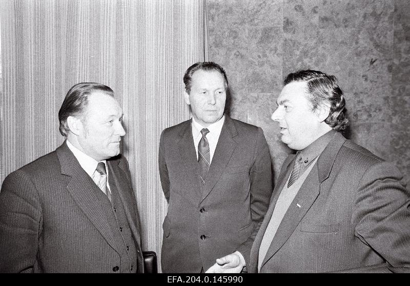 During the break of the meeting of the Republican Party and Economic Actives, the Director of the Factory Winning K.Kaljuste, Naha - and the Director of the Field Production Collection of Jalatsite Director e. Veisman and the Director of Pärnu Linakombinat b. Gelman will converse (from the left).