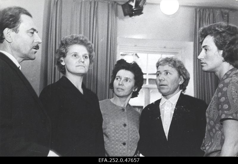 The Communist Communist Group of Leather and Footwear Production in the Club of the Republical Leather, Footwear, Sewing and Trick Industry companies during the active work break will exchange views of Communist Chief Engineer August Roos, Production Connect Severohod Jaroslavl Footwear Factory Quicker Albina Satirova, the same factory work and work head of department of the department Nelli Durljapina, instructor of the Central Committee of the Association of Workers in Textile and Light Industry Anastassia Jerofejeva and Chairman of the Republican Committee of the Trade Union Lehti Tammer.