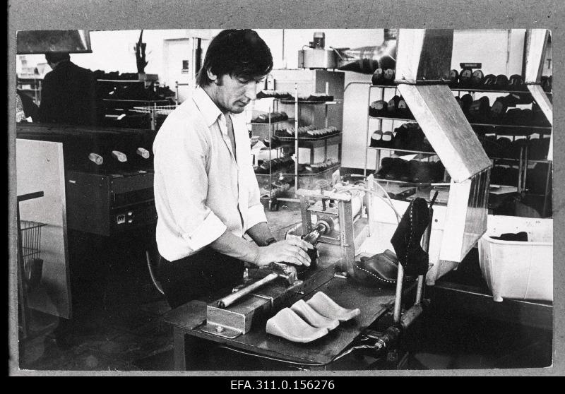 Forming shoes by evaporating skin and footwear in the production unit “Comunaar”.