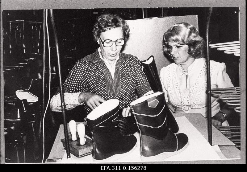 Controller Ljudmilla Afanassenko and chief artist Silvia Kelle of the Technical Control Department of Leather and Footwear Production Collection “Comunaar”.