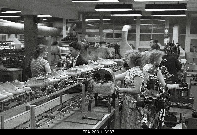 Leather and footwear Production Converter Comunaar model gift conveyor line.