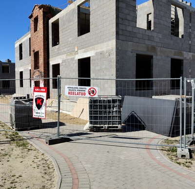 Mining street and 3rd line corner house. The first floor windows are closed. rephoto