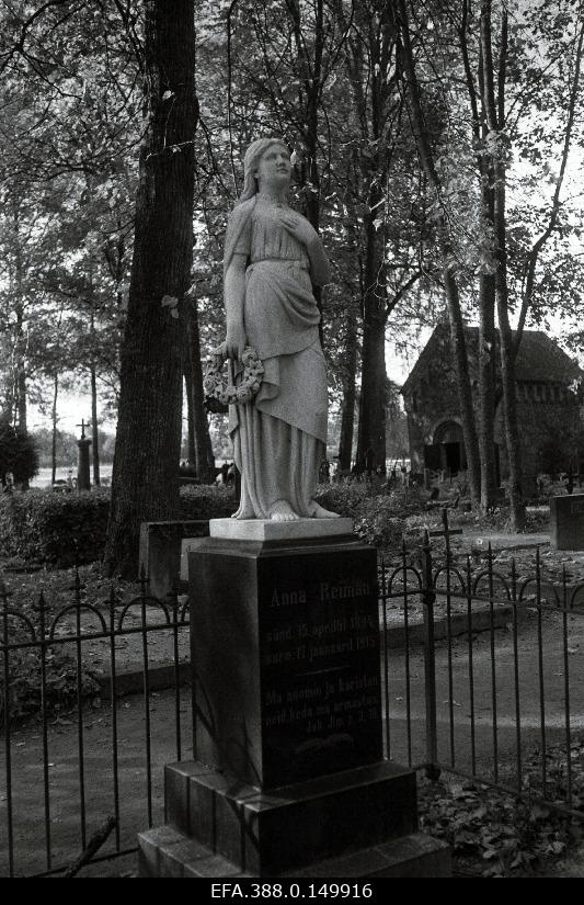 Sculptor a. Weizenberg created a tomb monument at Kõpu cemetery.