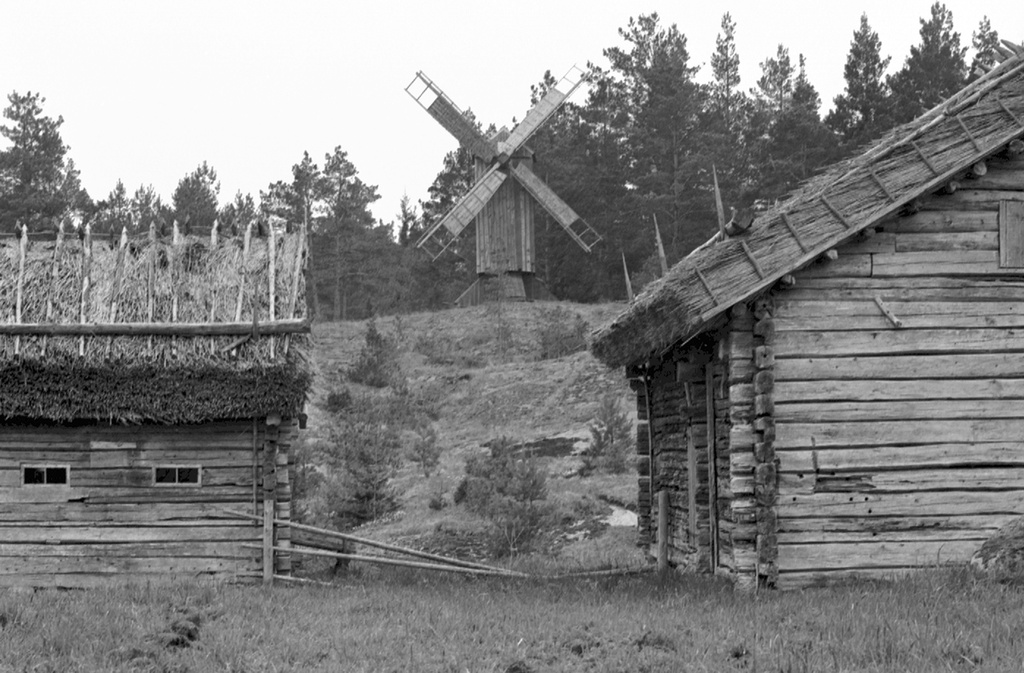 Ålandsresa. Timmrade stugor med vasstak. Väderkvarn