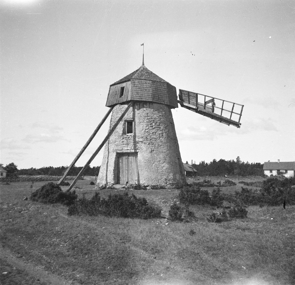 Akebäck, Gotland
Väderkvarn
Exteriör

Svensk arkitektur: kyrkor, herrgårdar med mera fotograferade av Arkitekturminnesföreningen 1908-23. -