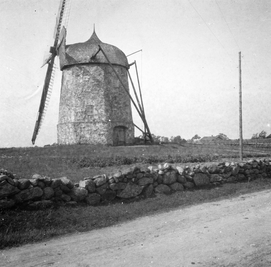 Källstorp, Halland
Väderkvarn
Exteriör

Svensk arkitektur: kyrkor, herrgårdar med mera fotograferade av Arkitekturminnesföreningen 1908-23. -