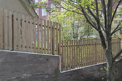 Kaksi poikaa seisomassa pihojen välisellä välipiikkilanka-aidalla Torkkelinmäessä Kalliossa. Fleminginkatu 11, 13. Kevät 1970. rephoto